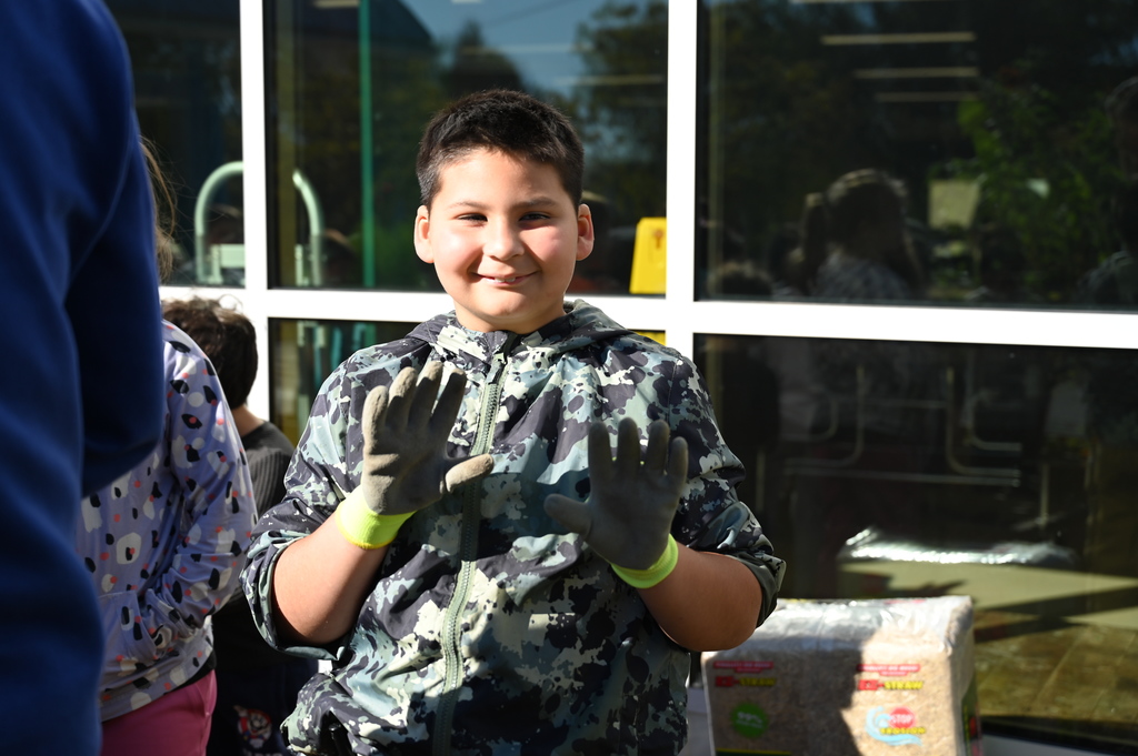 2nd Grade Forts Ferry student helps plant garlic