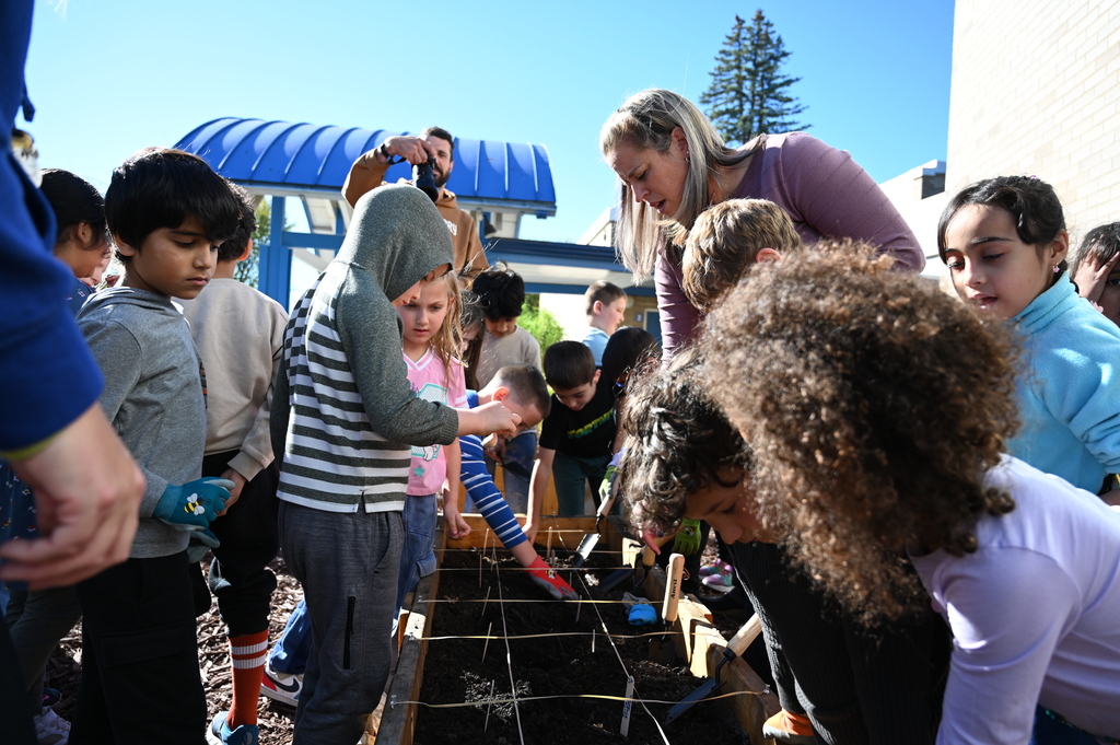 2nd Grade Forts Ferry students helps plant garlic
