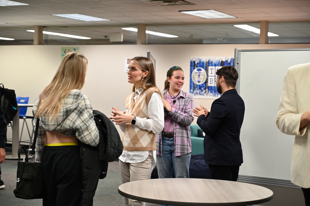 Students talking to the Estonian delegates