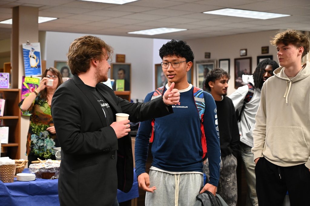 Students talking to the Estonian delegates