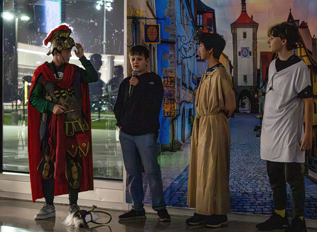 Four students perform as part of Martinstag.