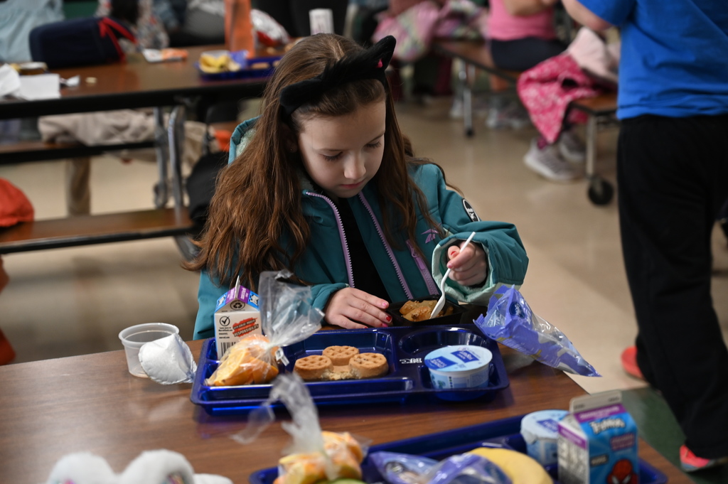 Student tries the apple crisp