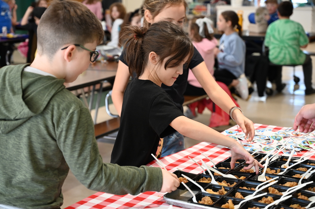 Forts Ferry students get apple crisp for Harvest of the Month