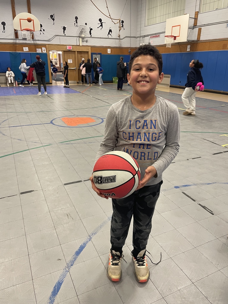 Blue Creek student plays basketball at Turkey Shoot