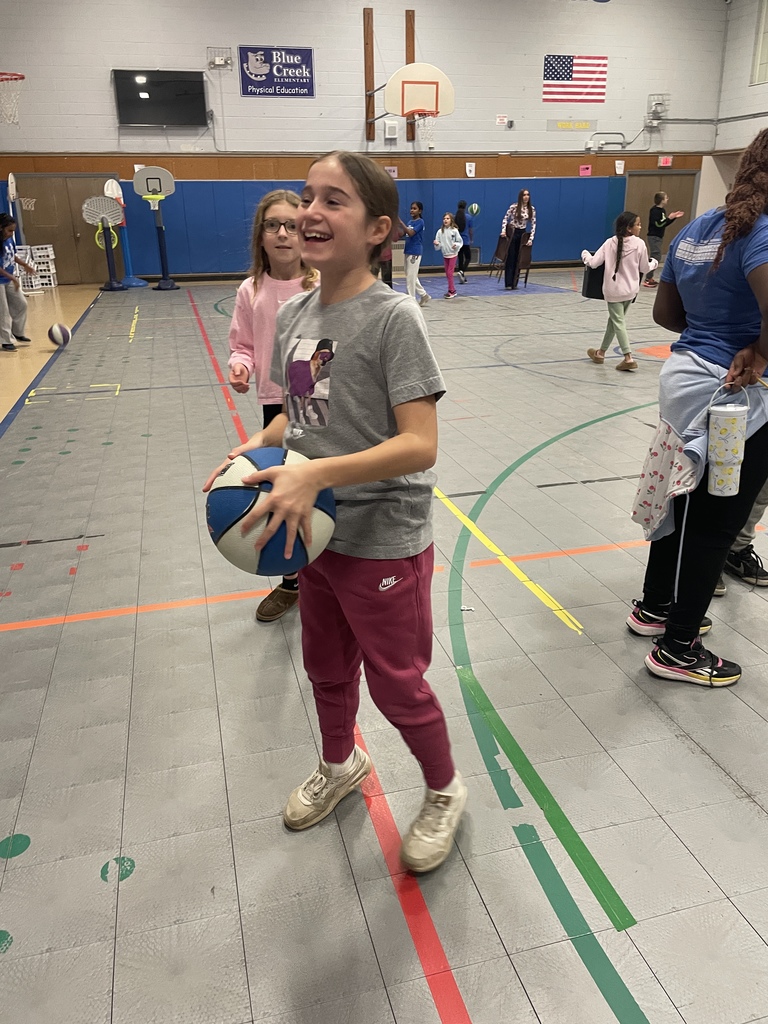 Blue Creek student plays basketball at Turkey Shoot
