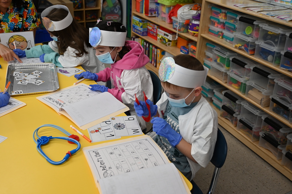 student doctors finding vowels and filling out a chart