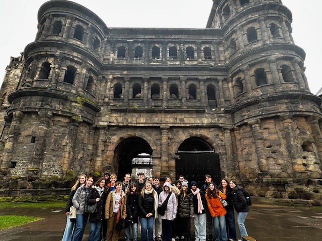 students in front of a castle for german exchange program