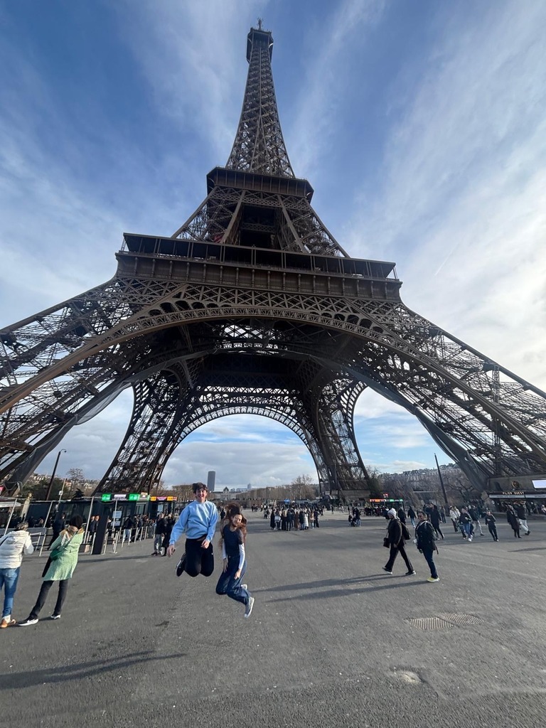 students jumping in front of Eifel tower