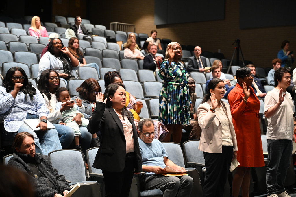 Naturalized Citizens getting sworn in