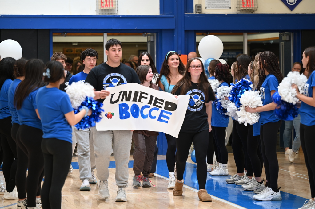 Unified bocce players walk into the gym