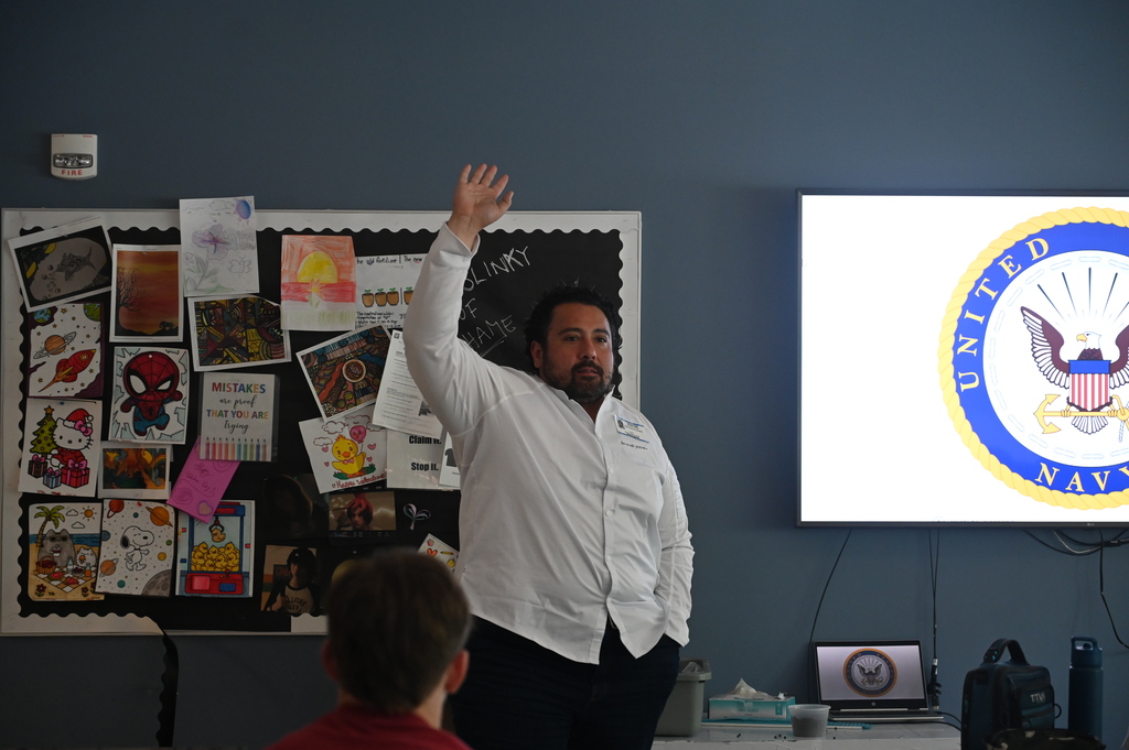 Restaurateur speaks to students