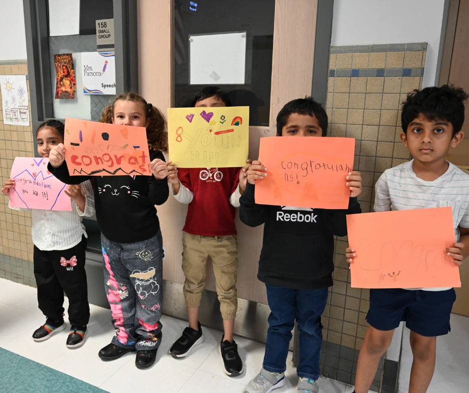 Students write congrats messages to graduating students