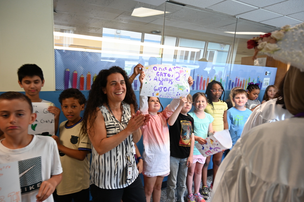 Current Southgate students and teachers cheer on seniors