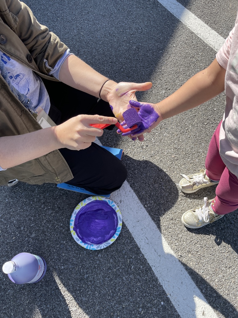 student getting their hand painted