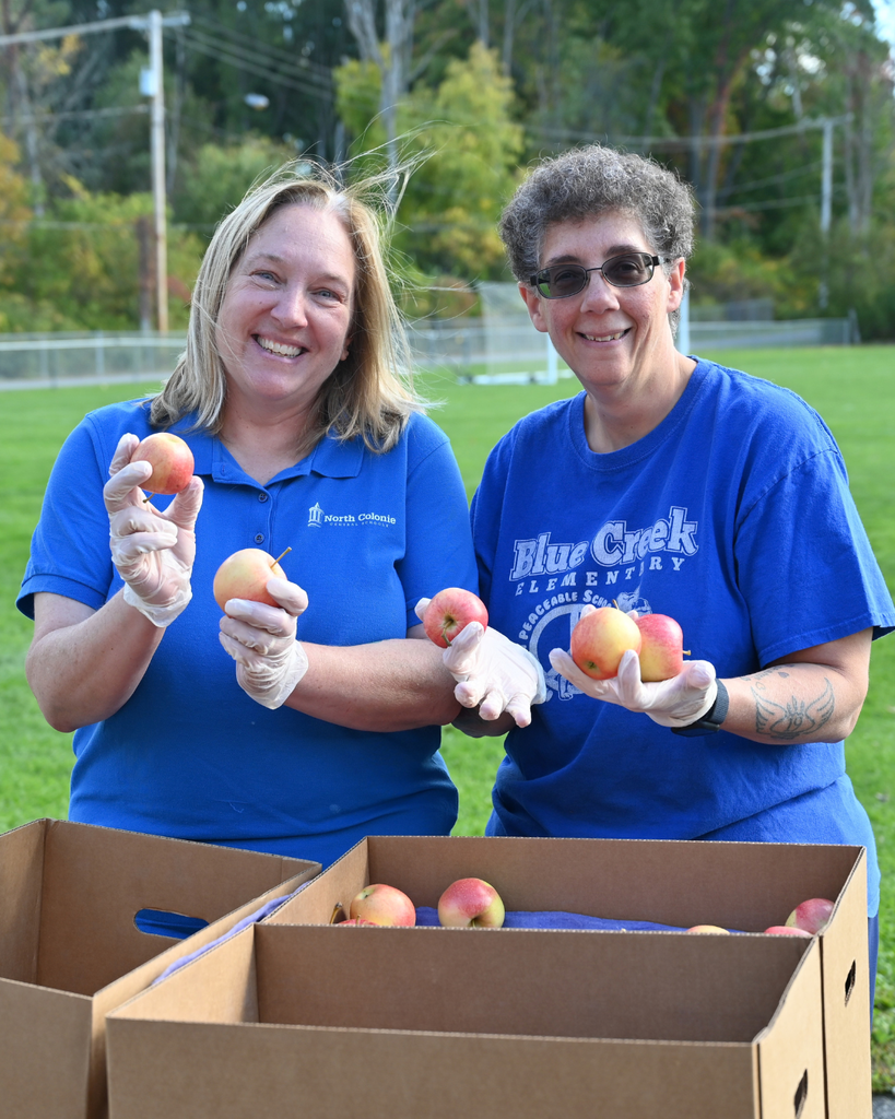 BC Food Service hands out apples for the Big Apple Crunch