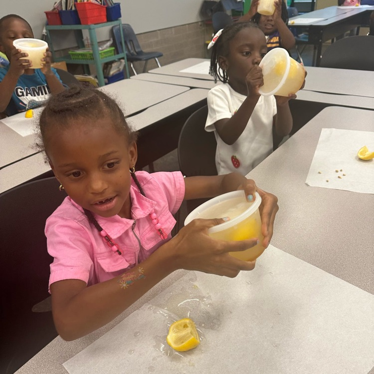 kids shaking lemonade 