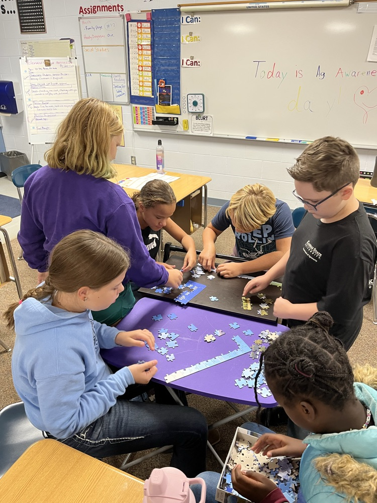 Students working a 300 piece puzzle