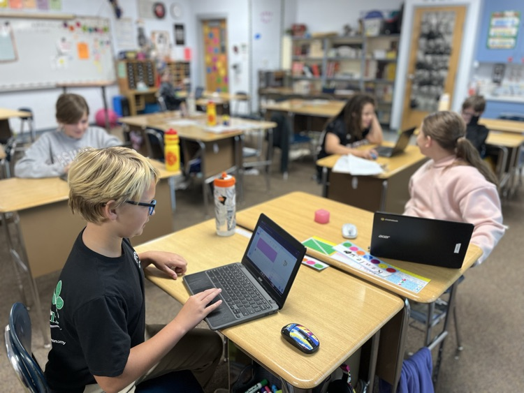 Kids coding in Scratch