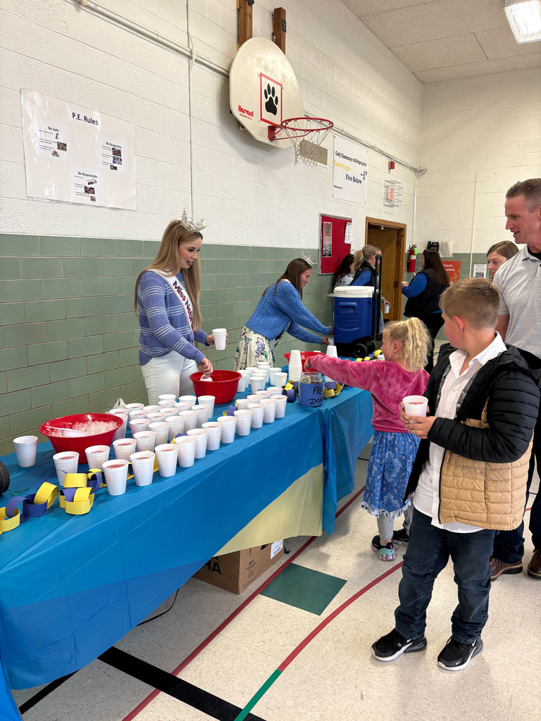 Families at lemonade stand.