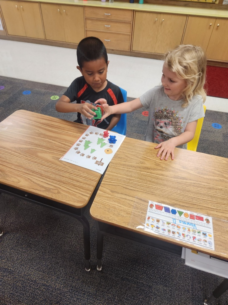 kindergartners practicing counting