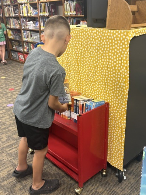Summer reading is more fun together! ☀️📚 Thanks for helping make Reel Readers a great night!