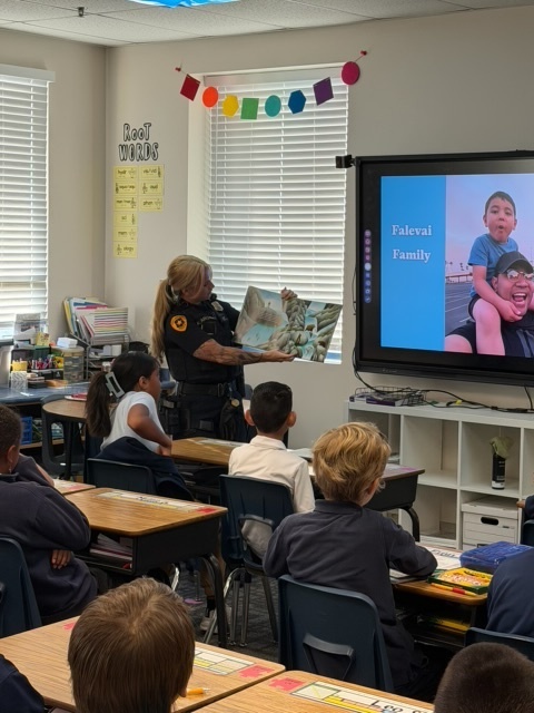 Officer reading to 6th graders