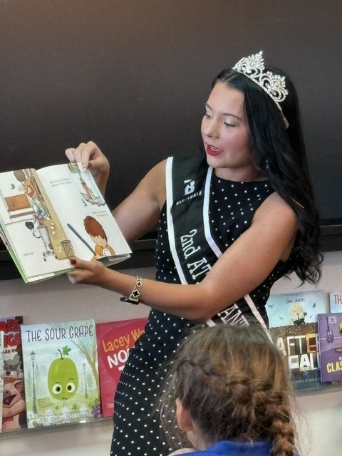 Mercedes reading to 2nd graders