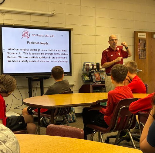 Dr Streeter talking with Junior high students 2