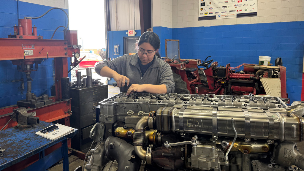 Diesel truck tech students junior class doing valve lash settings