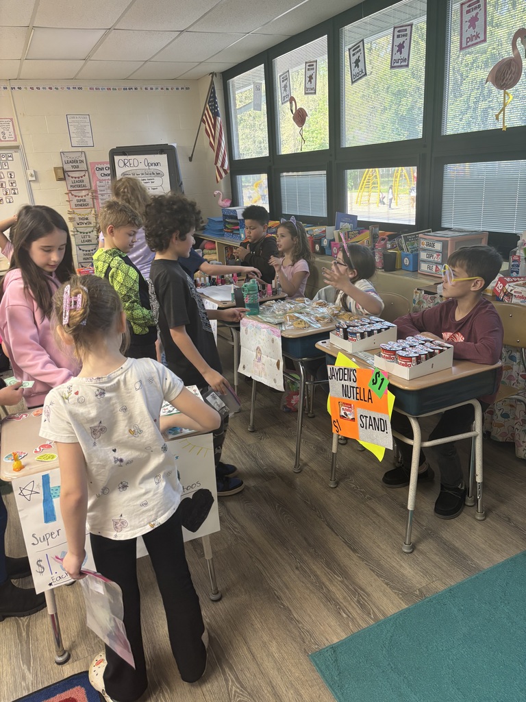 Students sStudents shopping in classroom hopping in classroom
