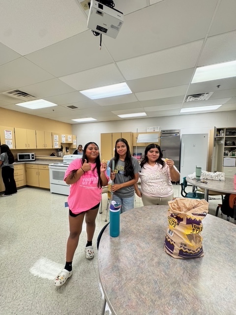 We had 29 students stay for Spanish Club yesterday to cook salsa and try different recipes! Thank you to Mrs. Schlotterer for letting us borrow her kitchens, and Mrs. Zerman for supplying the tomatoes! We appreciate you both so much!