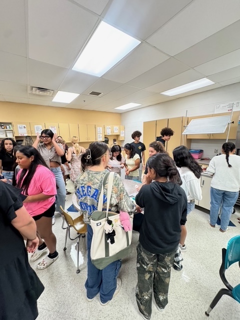 We had 29 students stay for Spanish Club yesterday to cook salsa and try different recipes! Thank you to Mrs. Schlotterer for letting us borrow her kitchens, and Mrs. Zerman for supplying the tomatoes! We appreciate you both so much!