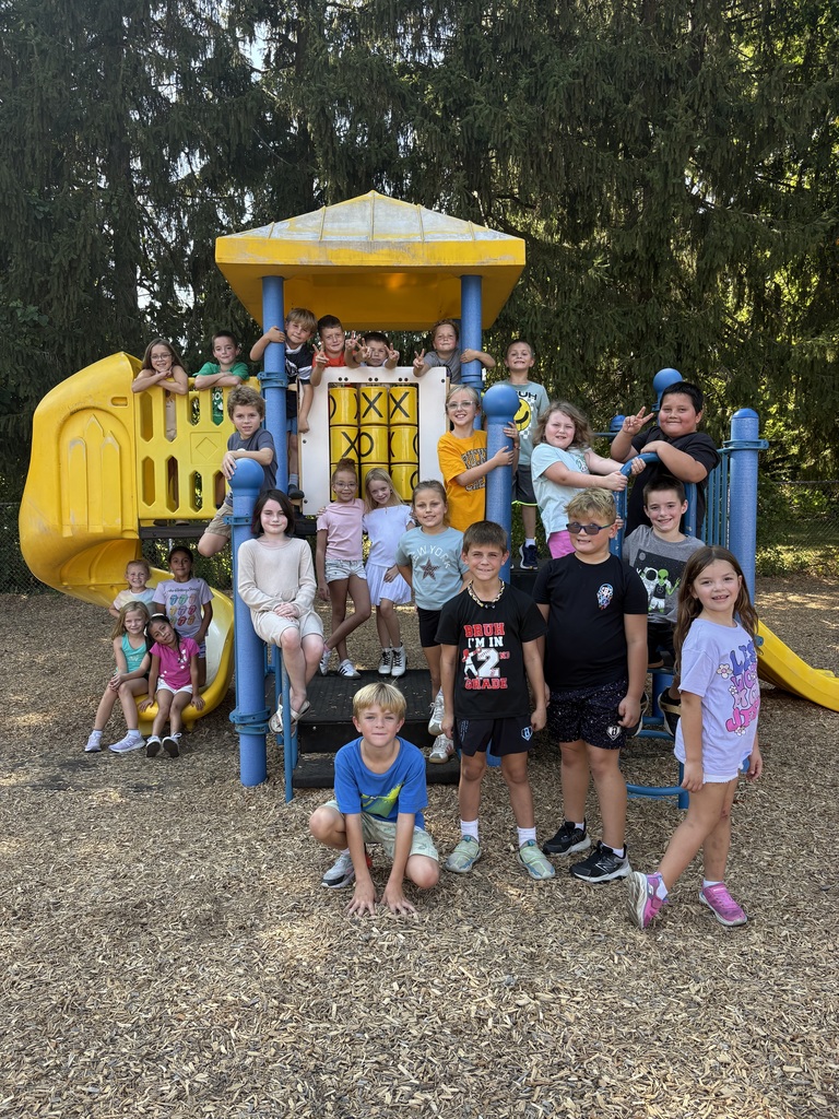 Mrs. Opper’s 2nd graders enjoying the nice weather! 