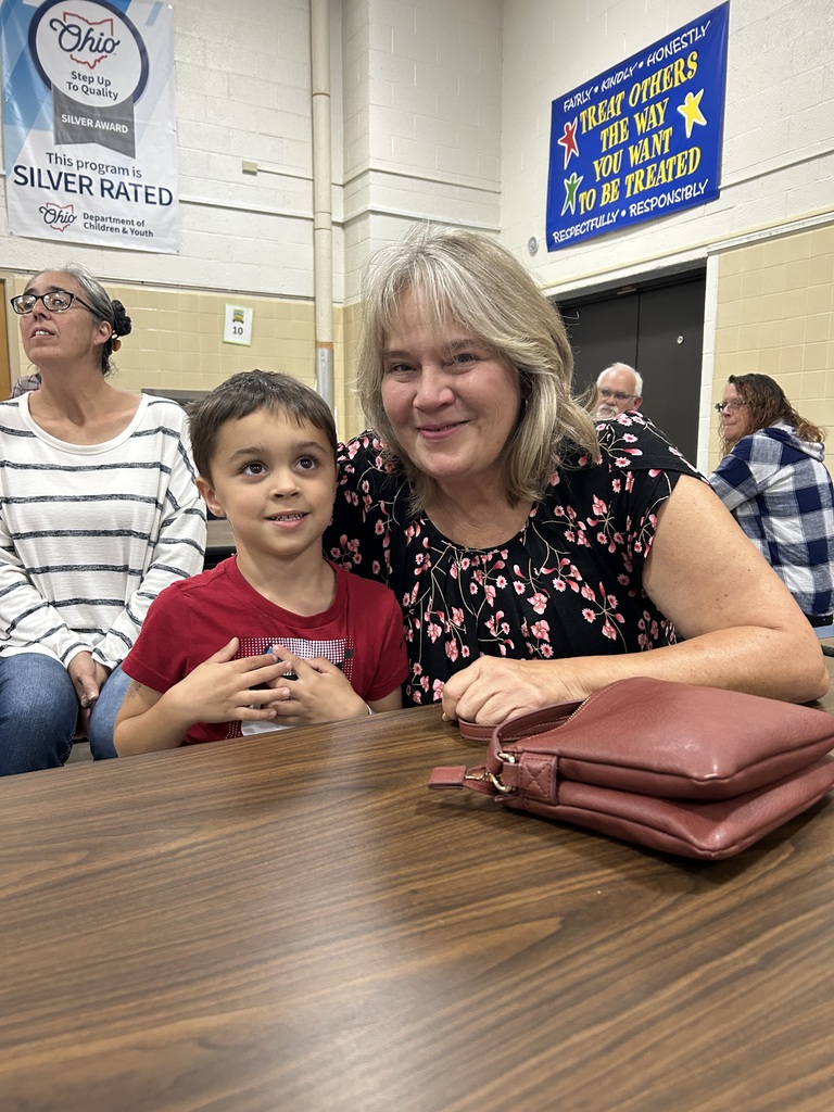 Maplehurst Elementary afternoon preschool students invited their grandparents to school on Monday September 8th. The students and their grandparents enjoyed a book about staying overnight at grandma and grandpa’s house, they played bingo, created a craft together and had a snack. Everyone enjoyed spending time together. 