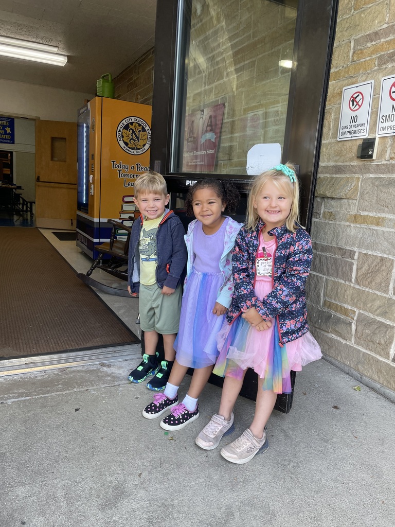 Maplehurst Elementary afternoon preschool students invited their grandparents to school on Monday September 8th. The students and their grandparents enjoyed a book about staying overnight at grandma and grandpa’s house, they played bingo, created a craft together and had a snack. Everyone enjoyed spending time together. 