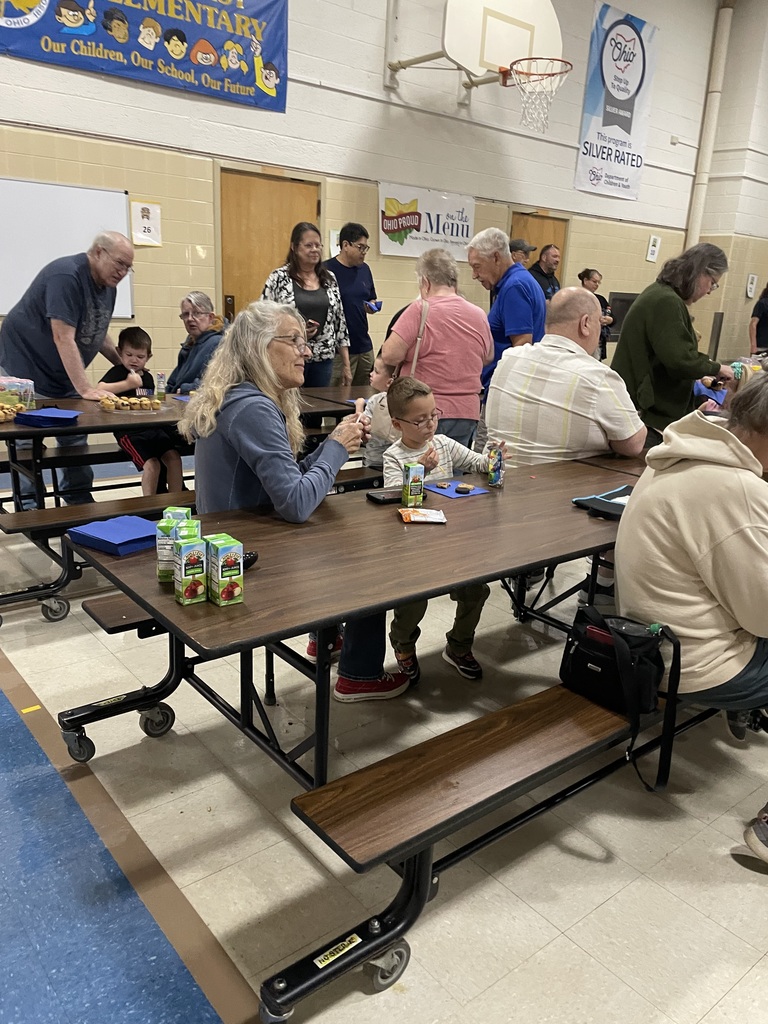 Maplehurst Elementary afternoon preschool students invited their grandparents to school on Monday September 8th. The students and their grandparents enjoyed a book about staying overnight at grandma and grandpa’s house, they played bingo, created a craft together and had a snack. Everyone enjoyed spending time together. 