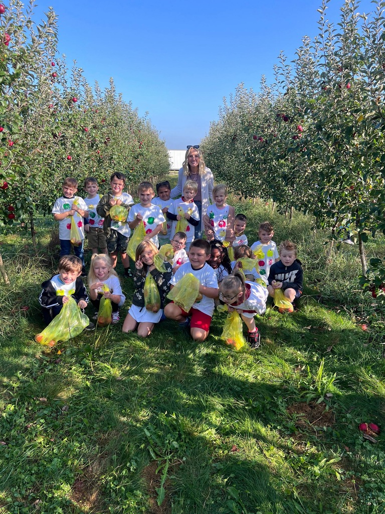 Kindergarten classes had a blast on their field trip to Burnham’s Orchard! 🍎🍏