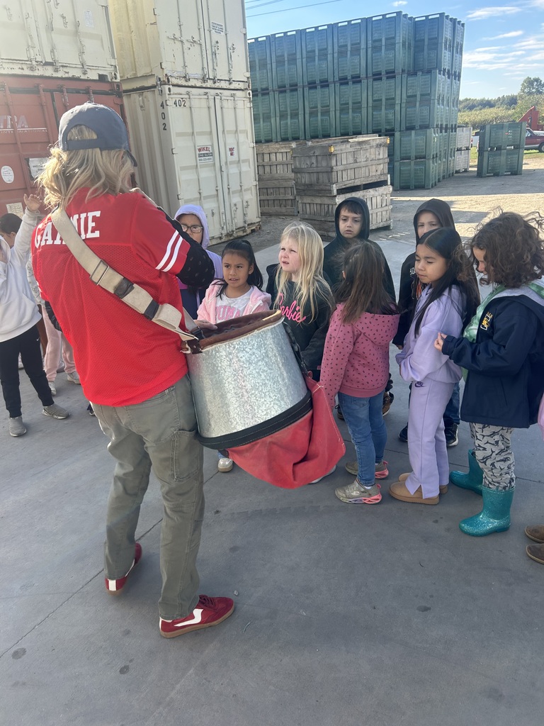 Mrs. Cannon, Mrs. Kingsborough, Mrs. Andrews and Mrs. Nutter’s class went to Quarry Hill orchards for a 1st grade field trip! The students listened to an apple story, took a tractor ride, ate a snack, picked their own apples and learned all about picking and packing apples at the orchard!! 🍎 Mrs. Cannon’s class also enjoyed homemade apple crisp and ice cream Friday afternoon!!