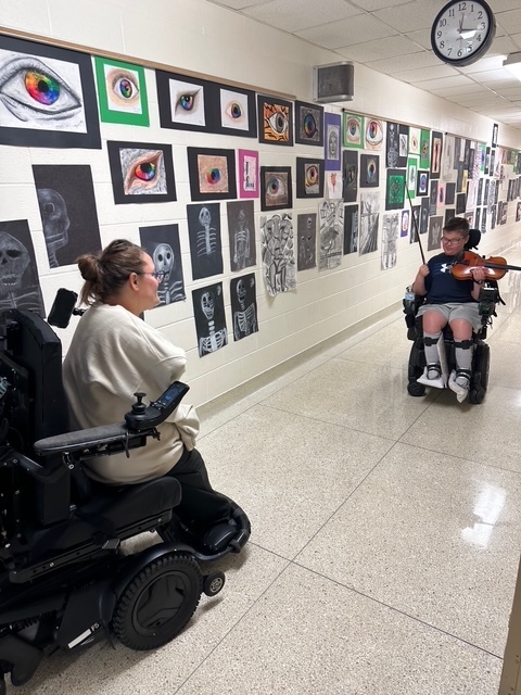 Wed, Oct 15, A local artist Summer Braddock came to share her story with the Mrs. Hovestaedt's 5th period art class where we all tried her style of painting.