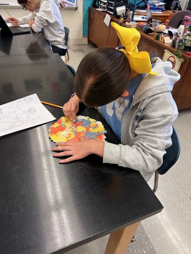 This is a normal Friday in the art room with potterywheel work, bruise lessons and painting!