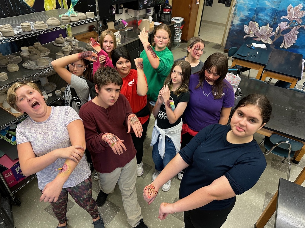 This is a normal Friday in the art room with potterywheel work, bruise lessons and painting!