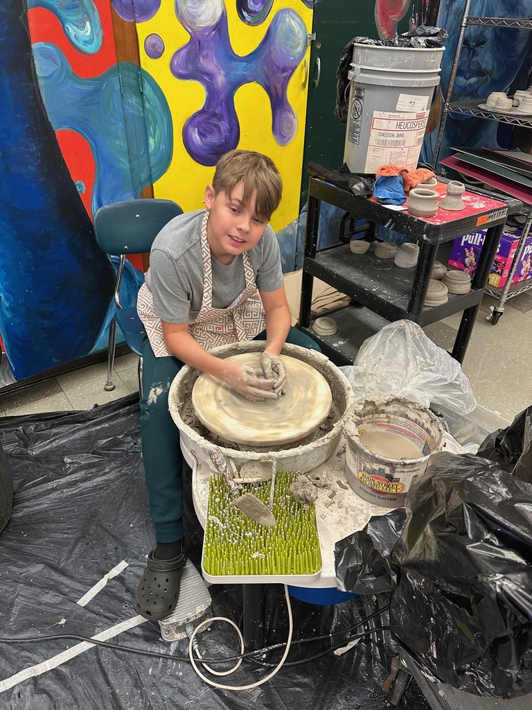 This is a normal Friday in the art room with potterywheel work, bruise lessons and painting!