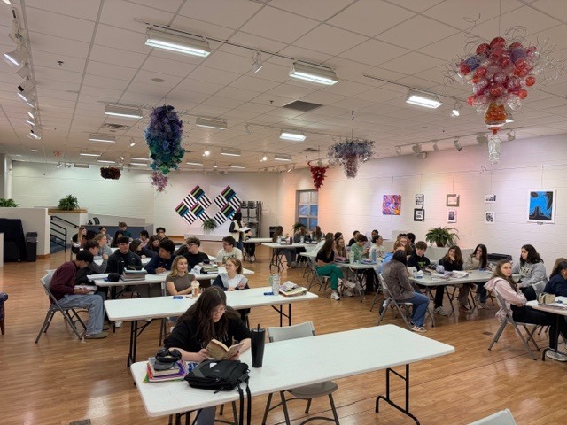 You could feel the holiday spirit in the Art Gallery this morning! ✔️ 50+ members ✔️ 150+ Christmas cards filled with handwritten messages for the Ohio Veterans Home ✔️ Sign-ups for a variety of holiday outreach + service projects These students keep showing up, giving back, and proving that service really does make your heart grow three sizes. 🎄💛 We are so proud of our NHS Key Club!