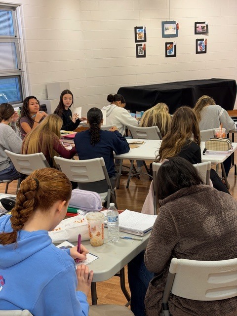 You could feel the holiday spirit in the Art Gallery this morning! ✔️ 50+ members ✔️ 150+ Christmas cards filled with handwritten messages for the Ohio Veterans Home ✔️ Sign-ups for a variety of holiday outreach + service projects These students keep showing up, giving back, and proving that service really does make your heart grow three sizes. 🎄💛 We are so proud of our NHS Key Club!