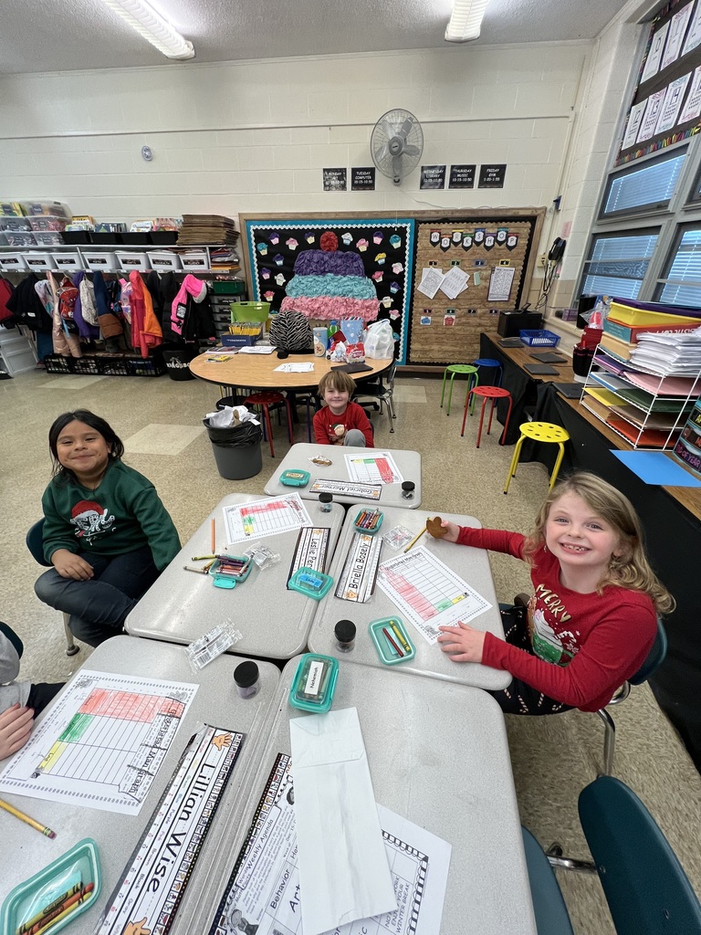 First graders in Mrs. Kingsborough’s Class worked together in small groups to create gingerbread houses for Gingerbread Day at Maplehurst Elementary. Afterwards, they enjoyed gingerbread cookies while graphing which part of the gingerbread cookie they tasted first❤️💚