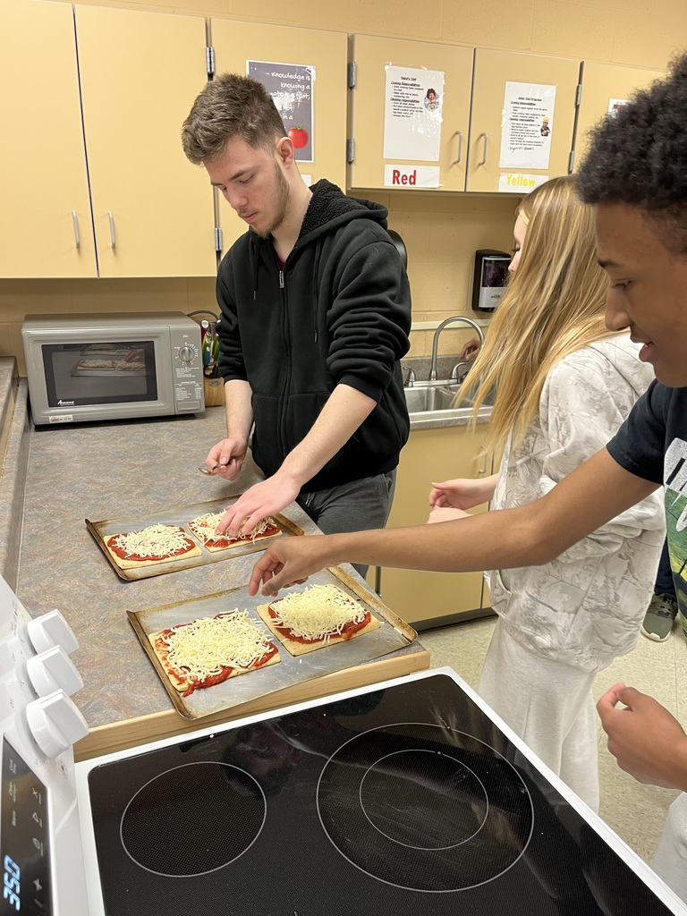 Students in Mrs. Seitz’s Nutrition and Wellness class enjoyed making their own pizzas. Students calculated the nutrition facts from their pizza and compared their findings to popular chain pizza restaurants.