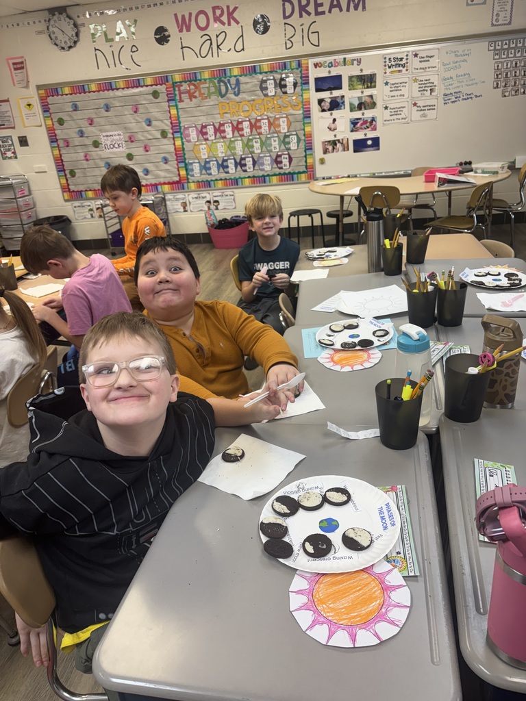 Mrs. Scheid’s second grade reading class created the phases of the moon with Oreos to go along with our story for the week “Day to Night”. 🌖