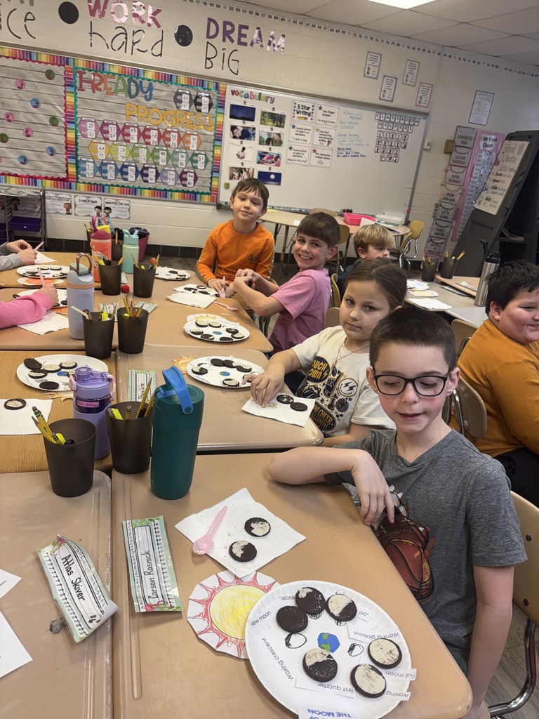 Mrs. Scheid’s second grade reading class created the phases of the moon with Oreos to go along with our story for the week “Day to Night”. 🌖