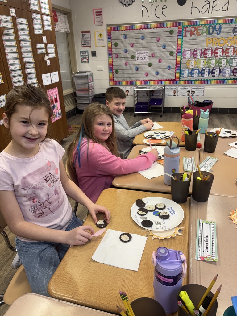 Mrs. Scheid’s second grade reading class created the phases of the moon with Oreos to go along with our story for the week “Day to Night”. 🌖