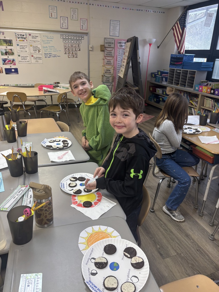Mrs. Scheid’s second grade reading class created the phases of the moon with Oreos to go along with our story for the week “Day to Night”. 🌖